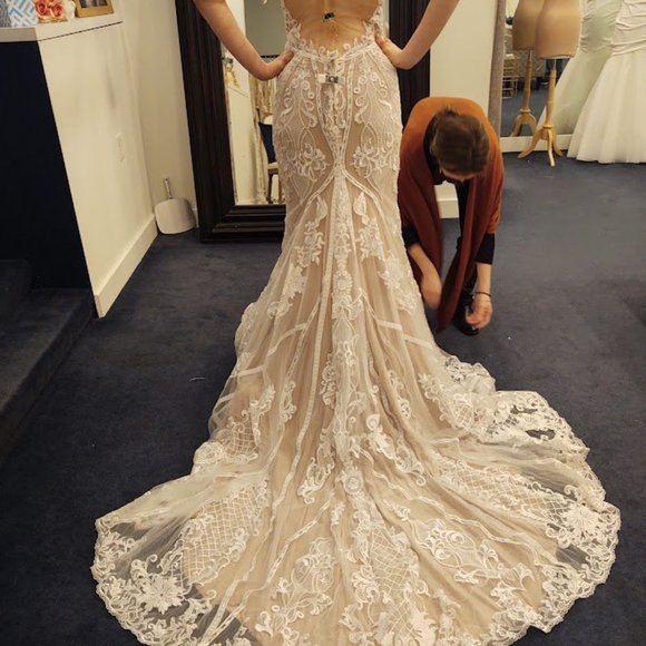 Elegant Wedding Dress - Picture 3 of 6